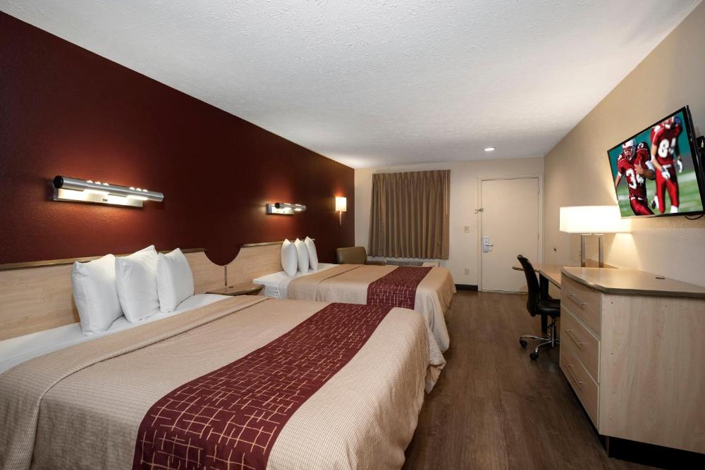 Deluxe Room with One Queen Bed Non-Smoking interior